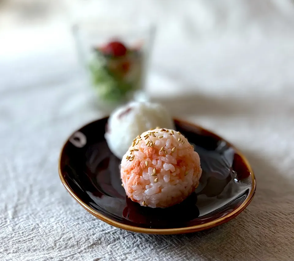 Snapdishの料理写真:鮭とごま油のおにぎり|かっちゃん杉さん