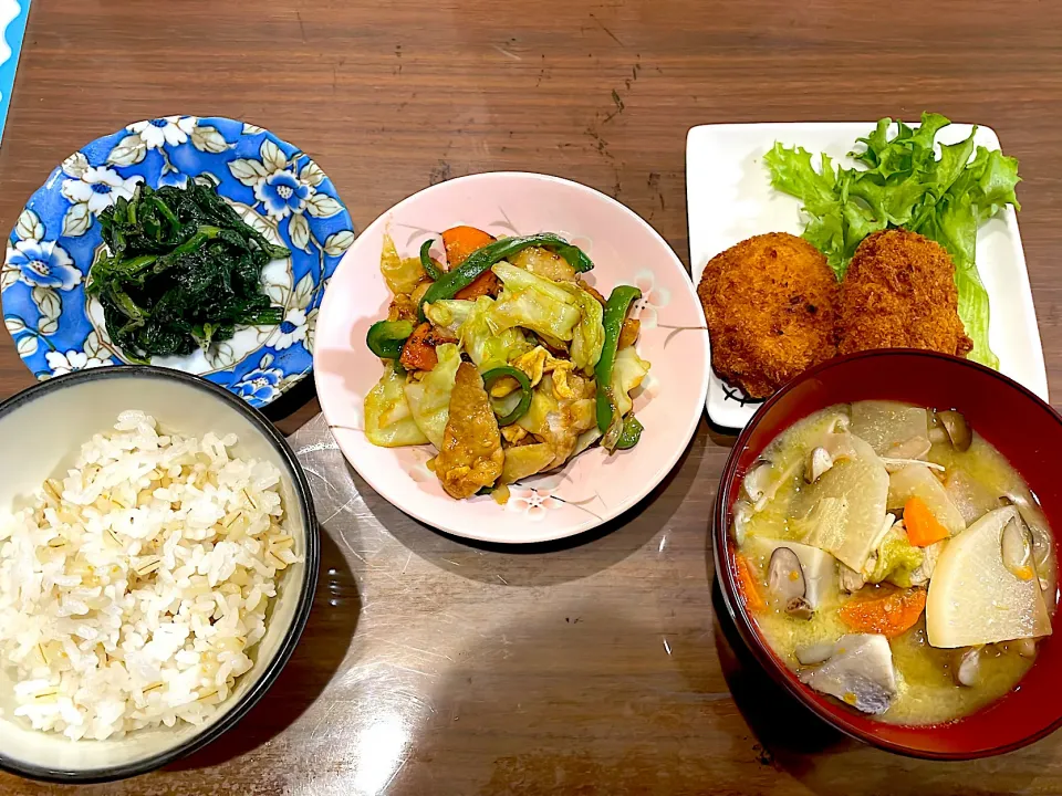 肉野菜と卵の甜麺醤炒め　豚汁　冷凍のクリームコロッケ　ほうれん草の胡麻味噌和え|おさむん17さん