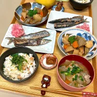 Snapdishの料理写真:秋刀魚、筑前煮、いちご煮の炊き込みご飯、豚汁|kekekeさん