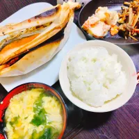 Snapdishの料理写真:ごはん、えのきとわかめのかき玉汁、たっぷりきのこと鮭の蒸し焼き、きんぴらごぼう、ポテトサラダ| サトリさん