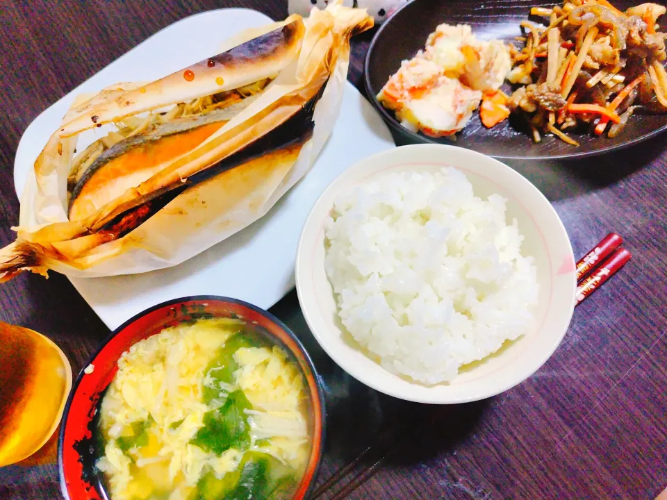 ごはん、えのきとわかめのかき玉汁、たっぷりきのこと鮭の蒸し焼き、きんぴらごぼう、ポテトサラダ|サトリさん