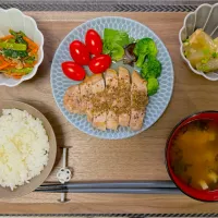 Snapdishの料理写真:お肉屋さんのお肉で♡ポークソテー定食|こりちゃんさん