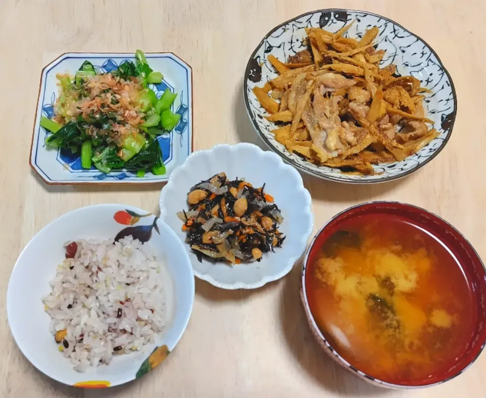 2024 1029　豚とごぼうのごま炒め　小松菜のおひたし　ひじき煮　さつまいもとわかめのお味噌汁|いもこ。さん