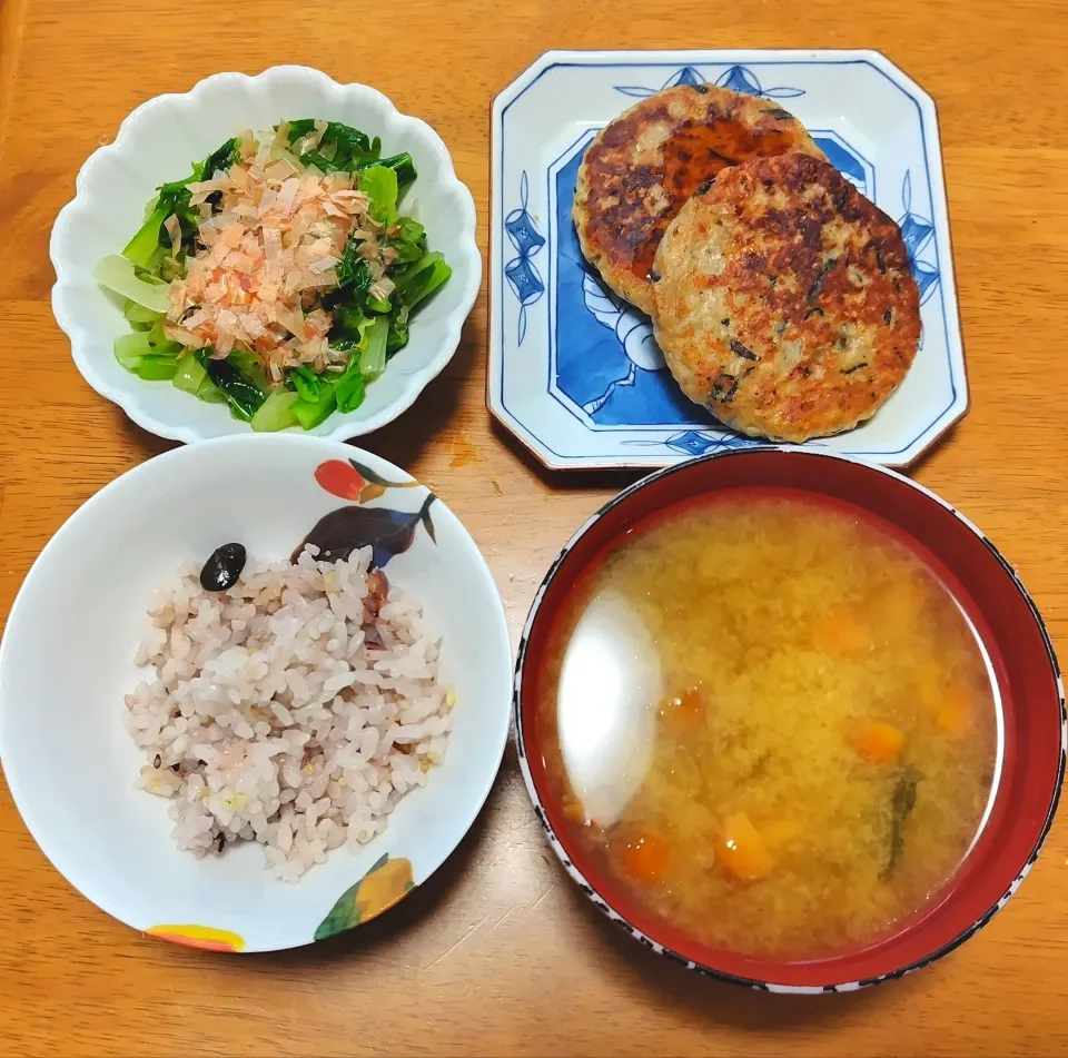 Snapdishの料理写真:2024 0719　鰯とひじきのハンバーグ　小松菜のおひたし　なめことわかめのお味噌汁|いもこ。さん