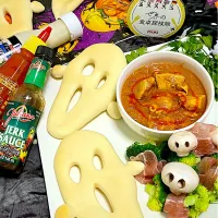 Snapdishの料理写真:YOUKIで旅するカレーなる🍛ハロウィン🎃バターチキンカレー＆おばけナン👻