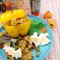 Snapdishの料理写真:YOUKIで旅するカレーなる🍛ハロウィン🎃グリーンカレーショートパスタ 👻