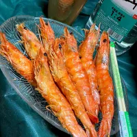 Snapdishの料理写真:割り箸大の巨大バナメイエビ🦐の半額438円にたまたま遭遇😍串を刺して塩と酒で酒の水分が飛ぶまで酒蒸し焼きにするだけの簡単料理 激うま😍|🐈⸒⸒⸒⸒つるのダンス🐈🐾さん