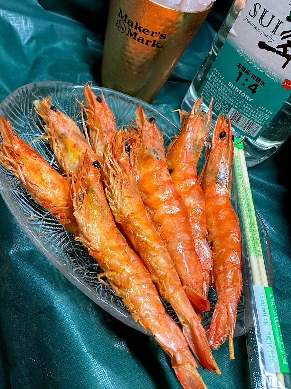 割り箸大の巨大バナメイエビ🦐12匹も入ったのが半額434円にたまたま遭遇😍串を刺して塩強め、酒🦐が半分浸る程度いれて蓋して弱火で酒の水分が飛ぶまで酒蒸し焼きにするだけの簡単料理 激うま😍#1匹がデカイから食べ応えある❣️|🐈⸒⸒⸒⸒つるのダンス🐈🐾さん