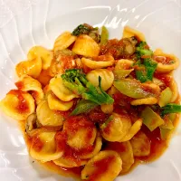 Snapdishの料理写真:Orecchiette with Clams in Tomato Sauce|gonbenさん