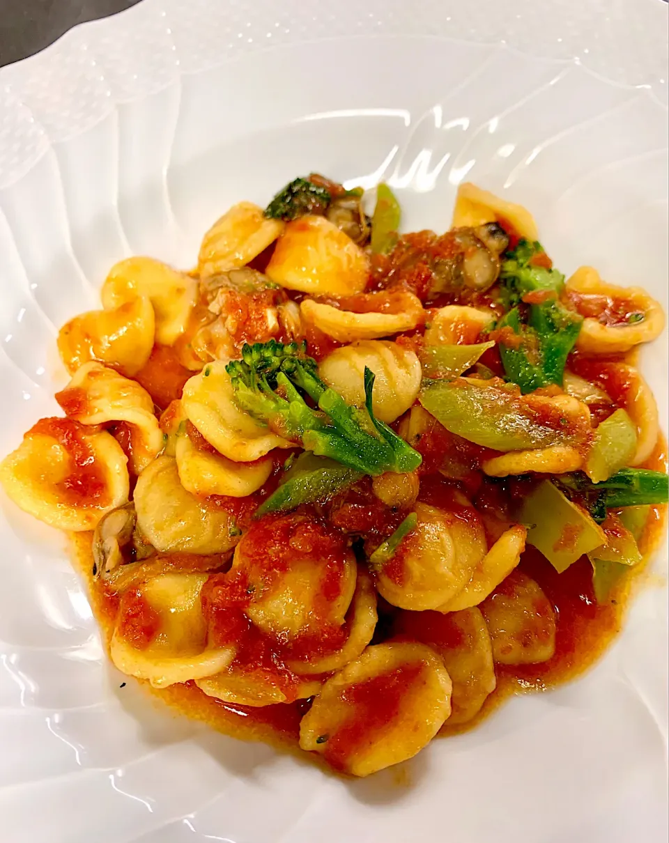 Snapdishの料理写真:Orecchiette with Clams in Tomato Sauce|gonbenさん