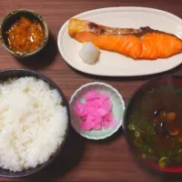 Snapdishの料理写真:今日の朝ごはん（新米・高知県産こしひかり、焼鮭、柚子こしょうなめ茸、赤だしのしじみ汁、しそざくら）|Mars＠釜飯作り研究中さん