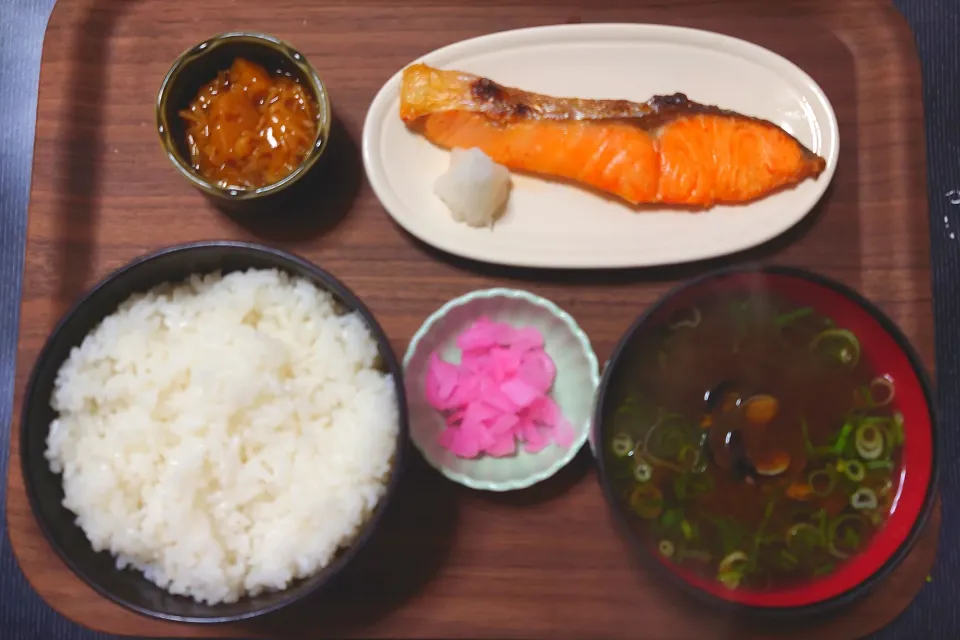 今日の朝ごはん（新米・高知県産こしひかり、焼鮭、柚子こしょうなめ茸、赤だしのしじみ汁、しそざくら）|Mars＠釜飯作り研究中さん