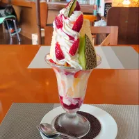 Snapdishの料理写真:山形・アンフィニカフェのフルーツパフェ|すーさん