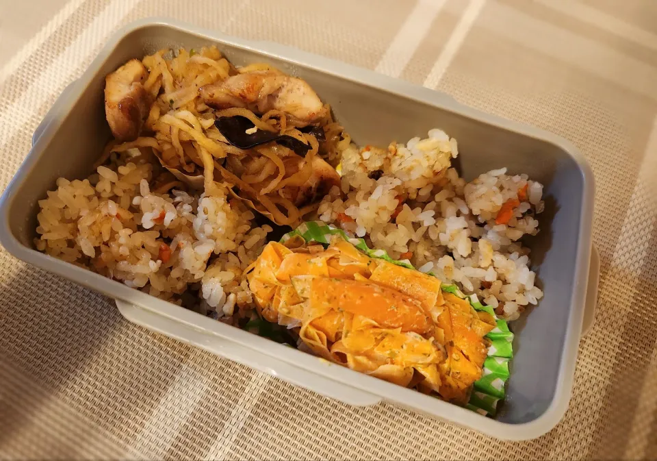 Snapdishの料理写真:まいたけ炊き込み弁当|chiroruさん