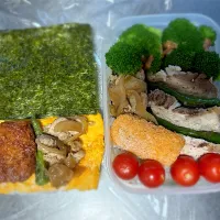 Snapdishの料理写真:10/31  子のおにぎらずと自分弁当|なかちゃんたまごさん