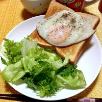 Snapdishの料理写真:目玉焼きトースト🍳|akkoさん