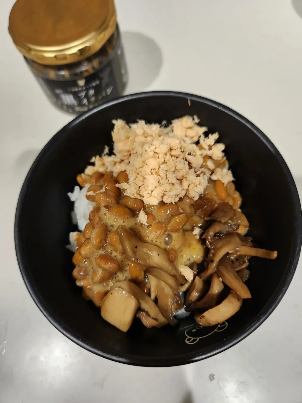 Snapdishの料理写真:納豆・鮭フレーク・きのこのせご飯|さきさん