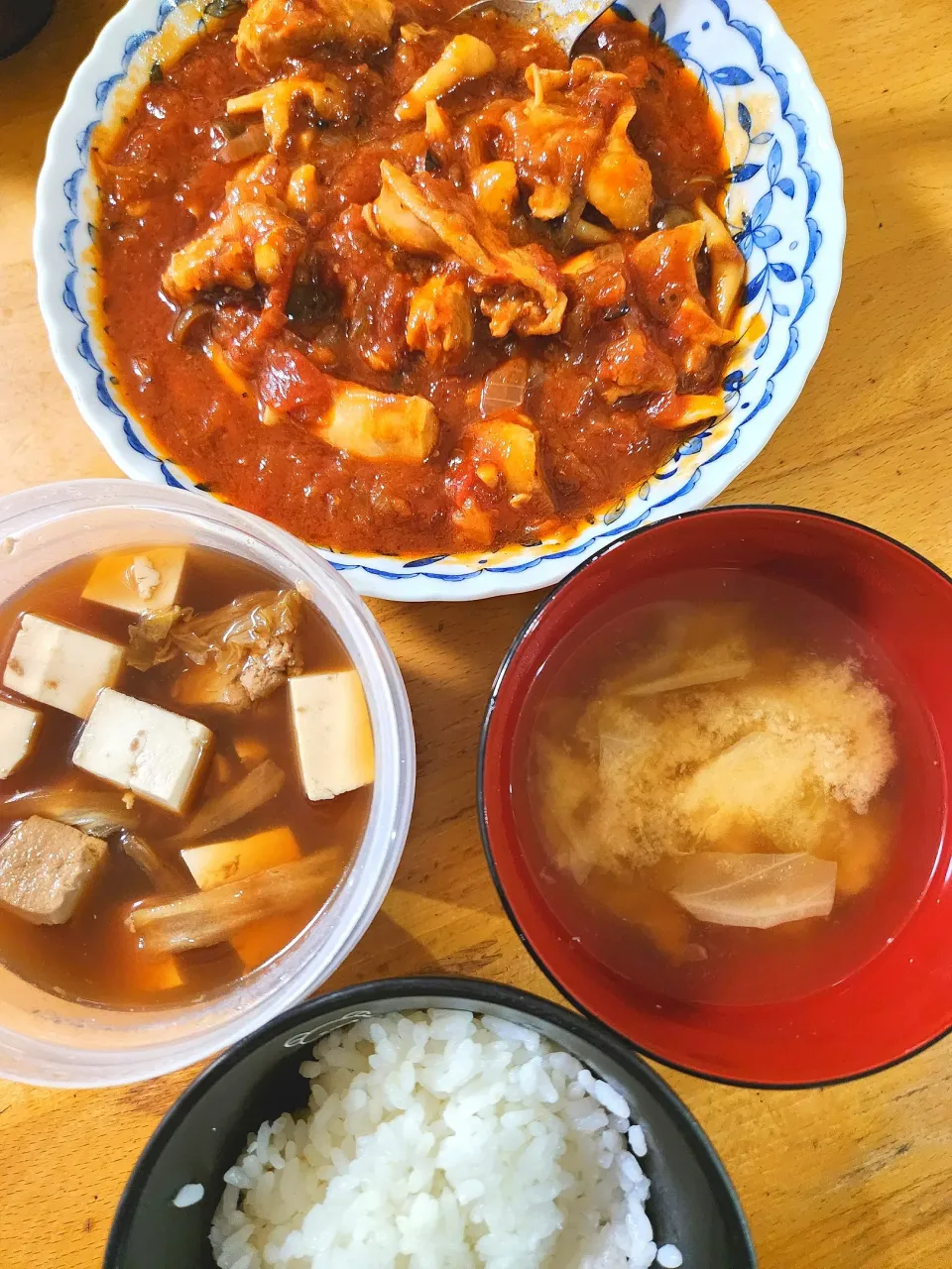 Snapdishの料理写真:鶏ももとトマトの煮込み、豆腐と白菜のポン酢煮、ハムとキャベツの味噌汁|さきさん