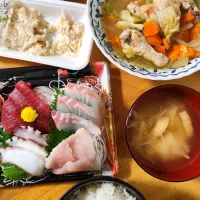 Snapdishの料理写真:手羽元と白菜の白だし煮込み、刺し身盛合せ、えのきと油揚げの味噌汁、数の子わさび|さきさん