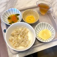 Snapdishの料理写真:しらすおかゆ軟飯、りんご、味噌汁、いももち| なつこさん