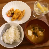 Snapdishの料理写真:ささみの胡麻和えメインのお夕飯（子ども用🧒）甘辛く味付けしたササミに胡麻をあえて。ビーンズサラダとお味噌汁。デザートはゼリー。|みーぬさん