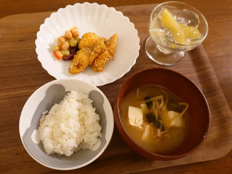 ささみの胡麻和えメインのお夕飯（子ども用🧒）甘辛く味付けしたササミに胡麻をあえて。ビーンズサラダとお味噌汁。デザートはゼリー。|みーぬさん