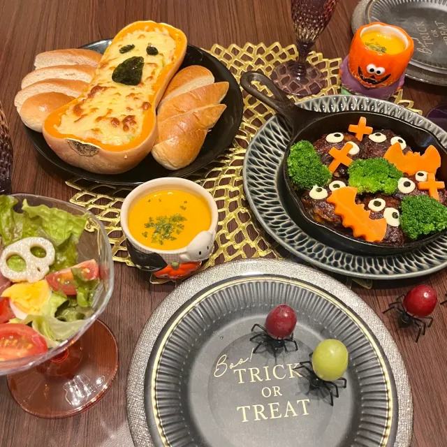 Snapdishの料理・レシピ写真:モンスターハンバーグ、バターナッツのおばけグラタン、バターナッツのポタージュ、骸骨グラスサラダ｜ハロウィンパーティーメニューを楽しもう♪