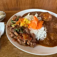 Snapdishの料理写真:ピリ辛ルーローハン🇹🇼と大辛チキンのあいがけ🍛🌶️🔥味玉トッピング🥚ピクルスマシマシ🥒| buhizouさん