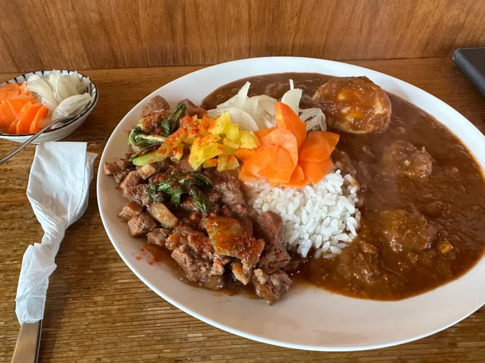 Snapdishの料理写真:ピリ辛ルーローハン🇹🇼と大辛チキンのあいがけ🍛🌶️🔥味玉トッピング🥚ピクルスマシマシ🥒|buhizouさん