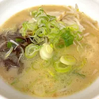 Snapdishの料理写真:豚骨ラーメン|saturnさん