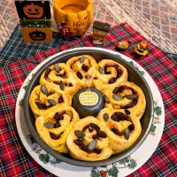 Snapdishの料理写真:かぼちゃレーズパン🎃|naonaomimichanさん