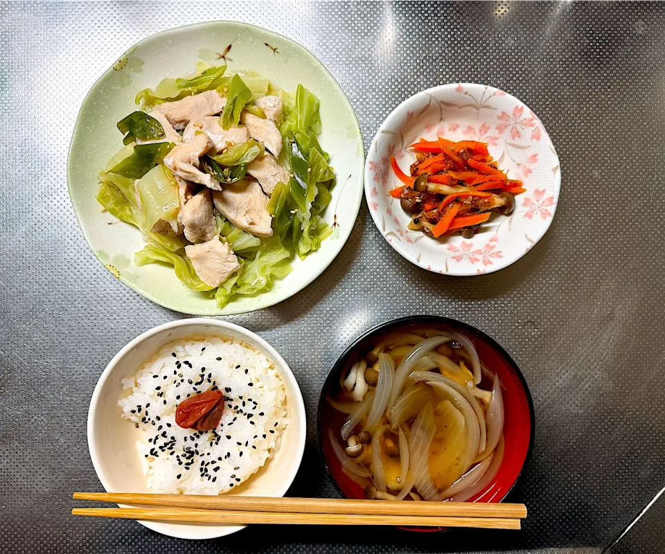 Snapdishの料理写真:鶏むね肉のキャベツ蒸しサラダときのことにんじんのおかか和え|みほさん