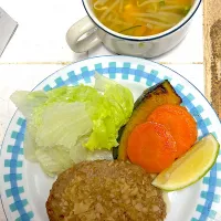 Snapdishの料理写真:和風ハンバーグ　南瓜のコンソメスープ🍲|4jinoanataさん