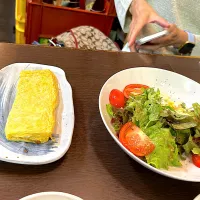 Snapdishの料理写真:だし巻きとたまいちサラダ🥗❣️|Yoshihiro  Hamasakiさん