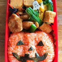 Snapdishの料理写真:ハロウィン弁当・チキンライス・ケジャンスパイスチキン・チーズ卵焼き・クロス胡瓜|音彩お弁当さん