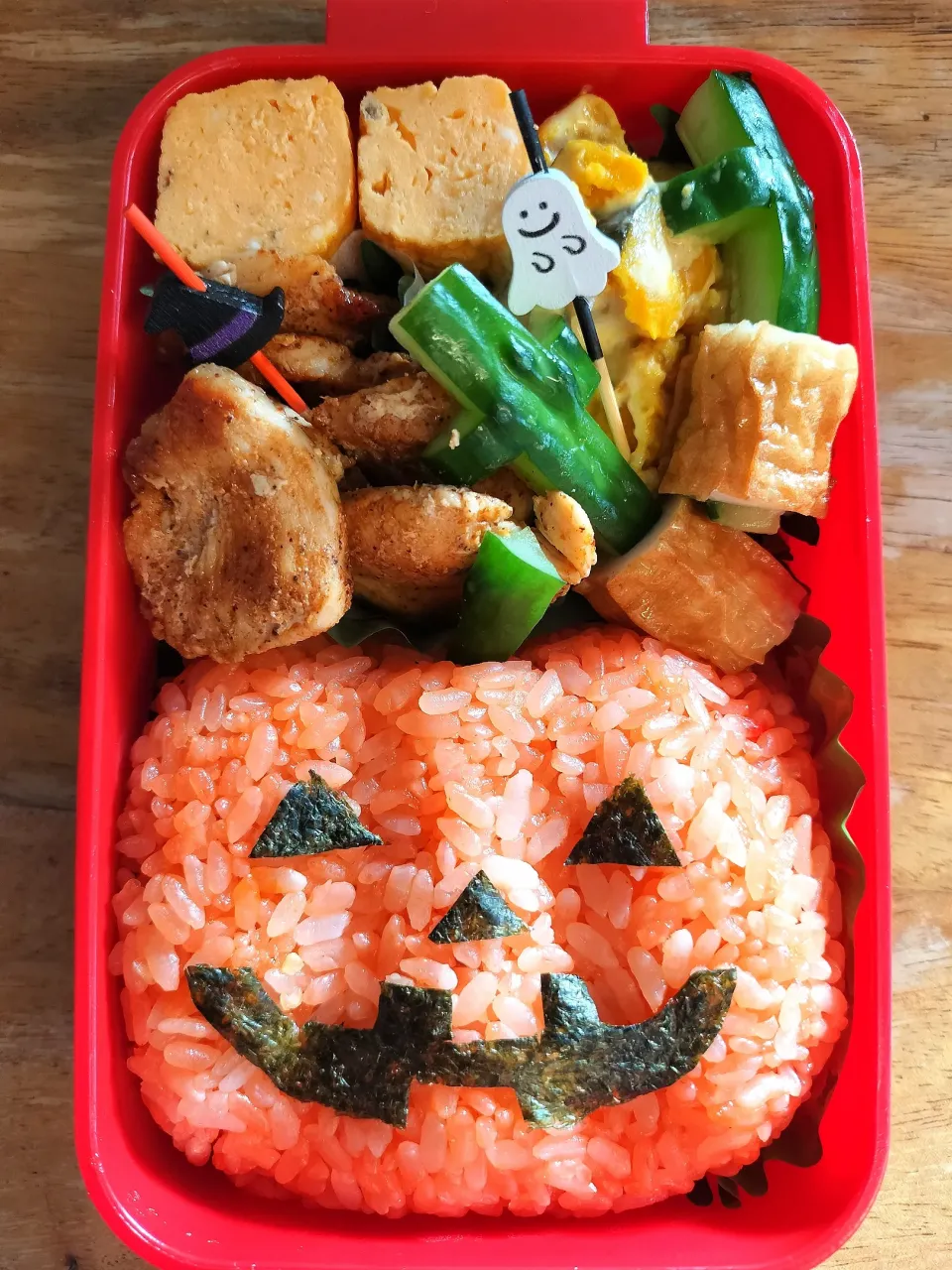 ハロウィン弁当・チキンライス・ケジャンスパイスチキン・チーズ卵焼き・クロス胡瓜|音彩お弁当さん