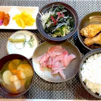 Snapdishの料理写真:おっさんご飯🍚　4日寝かしたフクラギの刺身　海藻サラダ　手羽元　汁　漬け物|ひげおやじさん