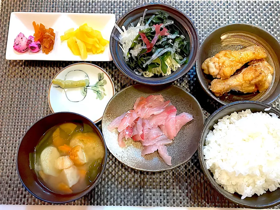 おっさんご飯🍚　4日寝かしたフクラギの刺身　海藻サラダ　手羽元　汁　漬け物|ひげおやじさん