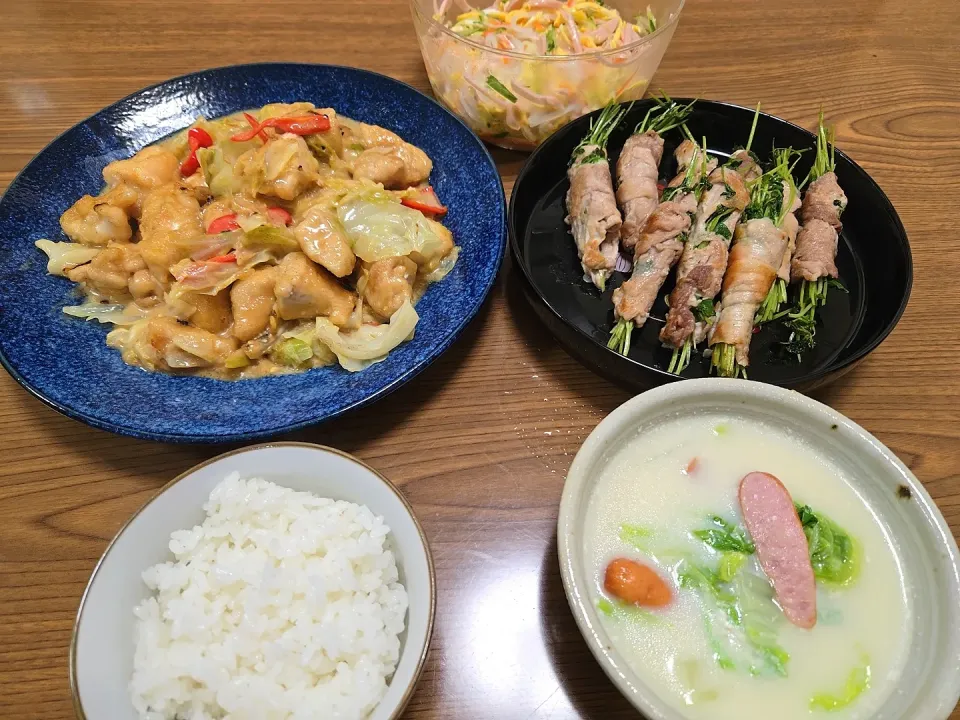 Snapdishの料理写真:鶏むねのマヨポン煮・豚の豆苗巻き炒め・春雨の酢の物・白菜とウィンナーのミルク煮・ご飯🌺|chiyukiさん