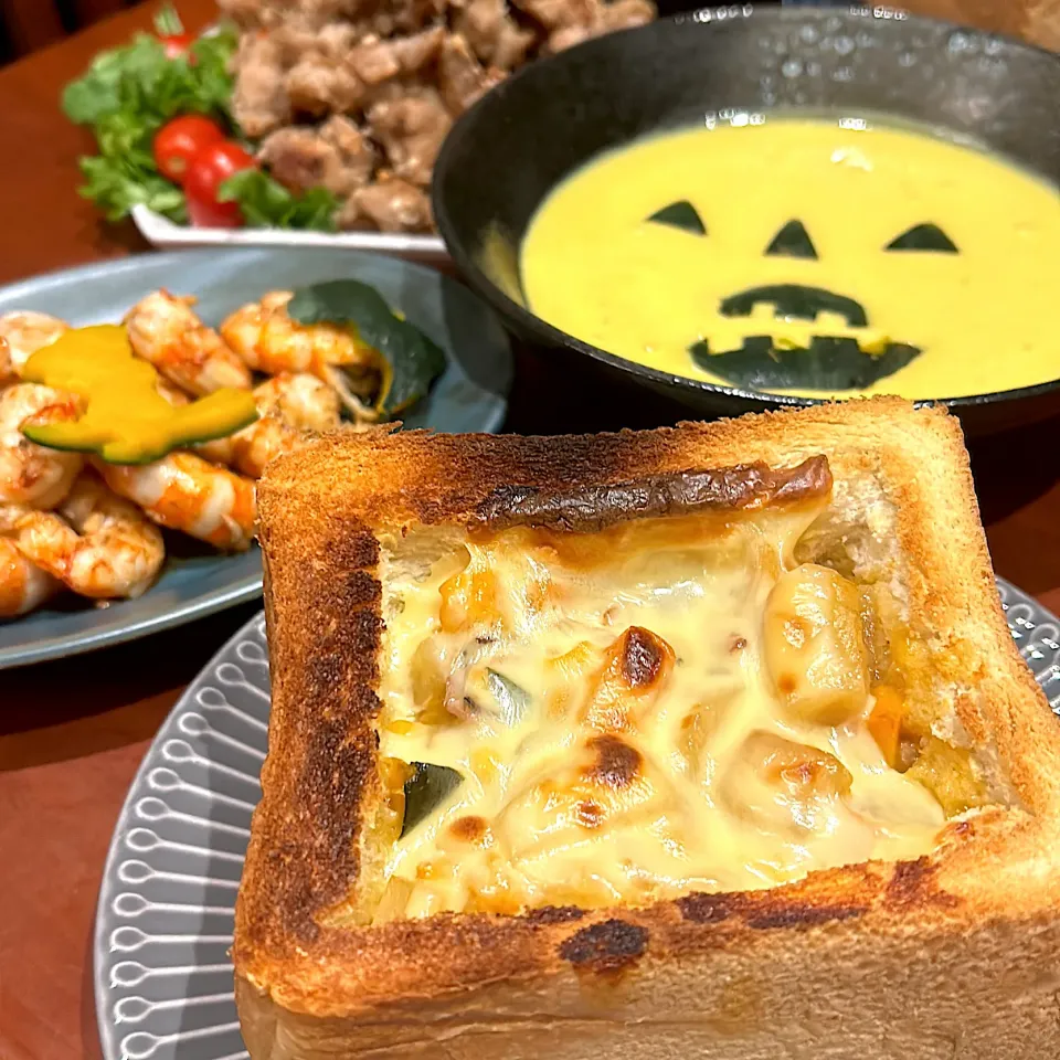 Snapdishの料理写真:Halloweenの日のお夕飯　　　　　　　　　　　　かぼちゃのパングラタンと　　　　　　　　　　パンプキンプリン🎃|mokoさん