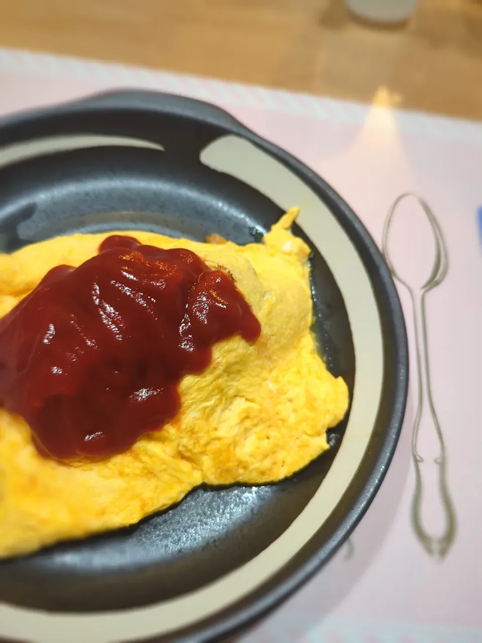 Snapdishの料理写真:ケチャップたっぷり玉子とろとろオムライス😋|みぽりん♪さん