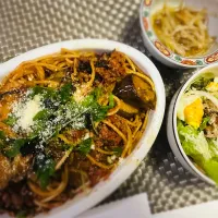 Snapdishの料理写真:今日の晩御飯 ナスとひき肉パスタとシーザーサラダ| カノウマコトさん