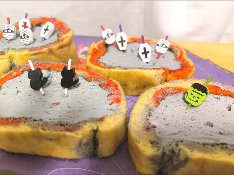 Snapdishの料理写真:ハロウィンロールケーキ|みぽりんさん