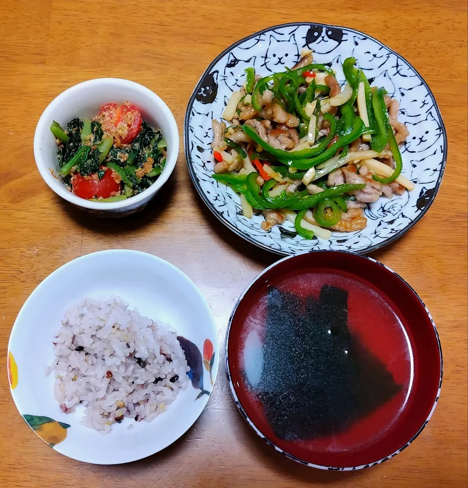 Snapdishの料理写真:2024 0712 青椒肉絲　小松菜とミニトマトのごまおかかサラダ　わかめスープ|いもこ。さん