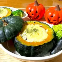 Snapdishの料理写真:坊ちゃんカボチャグラタン🎃| 🎀macaron🎀さん