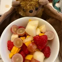 Snapdishの料理写真:2024/10/31 季節の果物とBOGOのラズベリー Seasonal Fruit and BOGO Raspberries