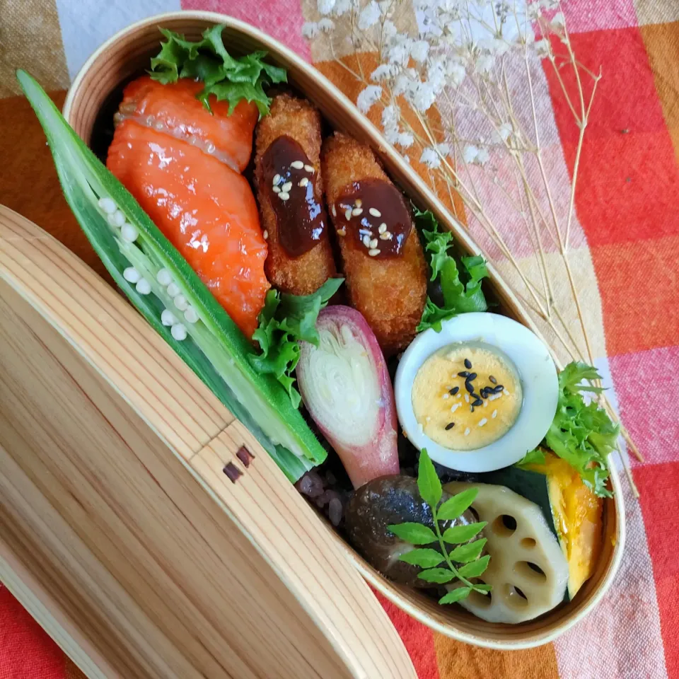 今日のわっぱご飯

秋鮭弁当
　秋鮭の塩焼き
　コロッケ

美味しくできました✨|ふかふかごはんさん