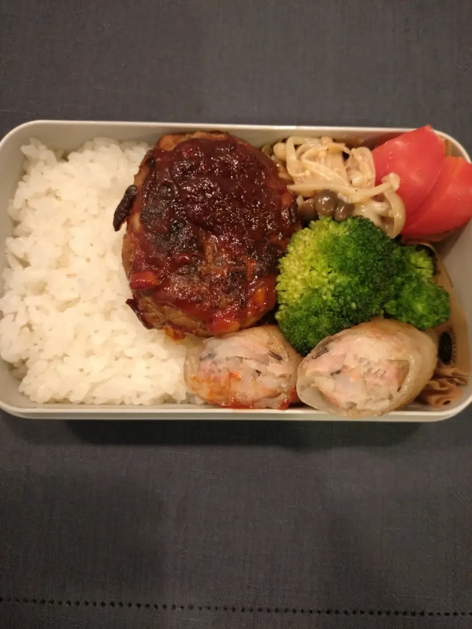 Snapdishの料理写真:ハンバーグ＆春巻弁当|mmmさん