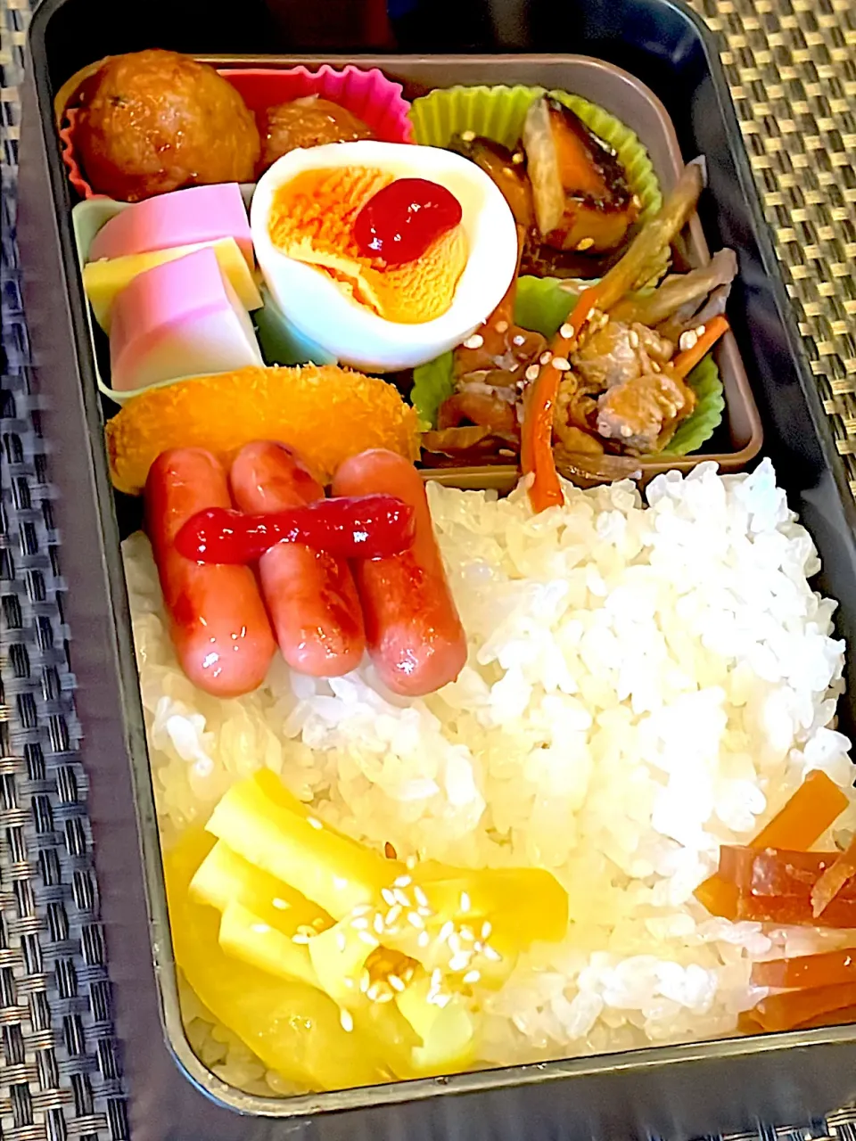 おっさん弁当　板東英二　つくね　🍠　チンピラ　チーカマ　🌽コロッケ　ソーセージ|ひげおやじさん