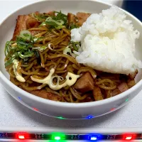 焼きそば＆ベーコンのご飯ぶっかけ丼|🤞takeru🤞さん